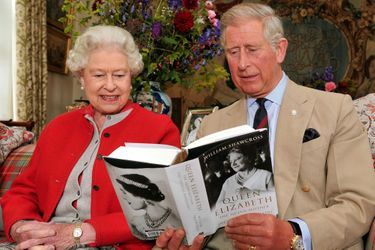 La reine Elizabeth et le prince Charles, en pleine lecture amusée en 2009 du livre «Queen Elizabeth the Queen Mother, the official biograph».