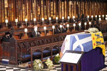 La reine Elizabeth aux obsèques du prince Philip, le 17 avril 2021, huit jours après sa mort. Une image déchirante : nous sommes alors en plein Covid.