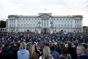 Les drapeaux ont été mis en berne au-dessus du palais de Buckingham à Londres, où certaines personnes présentes ont éclaté en sanglots