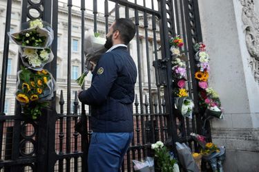Des Britanniques ont déposé des fleurs près du palais de Buckingham pour rendre hommage à la Reine.
