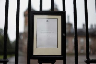 Une pancarte accrochée au palais de Buckingham pour annoncer la mort d'Elizabeth II.