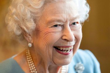 La reine Elizabeth de Grande-Bretagne réagit alors qu'elle assiste à une réception dans la salle de bal de Sandringham House, avec des représentants de groupes communautaires locaux pour célébrer le début du jubilé de platine, à Sandringham, en Grande-Bretagne, le 5 février 2022. <br />

