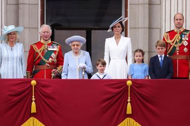 La reine Elizabeth II, le prince Charles, Camilla, duchesse de Cornouailles, le prince William et Catherine, duchesse de Cambridge, ainsi que la princesse Charlotte, le prince George et le prince Louis apparaissent sur le balcon du palais de Buckingham dans le cadre du défilé Trooping the Colour lors du Queen's Platinum Célébrations du jubilé à Londres, Grande-Bretagne, le 2 juin 2022.