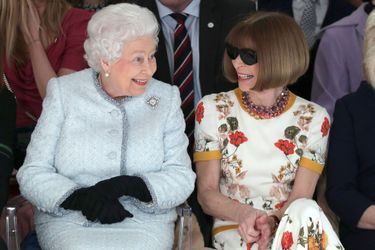 La reine Elizabeth II de Grande-Bretagne est assise à côté de la rédactrice en chef de Vogue, Anna Wintour, alors qu'ils regardent le défilé de Richard Quinn avant de lui remettre le premier prix Queen Elizabeth II Award for British Design lors de sa visite à la Fashion Week de Londres, à Londres, en Grande-Bretagne, le 20 février 2018. 