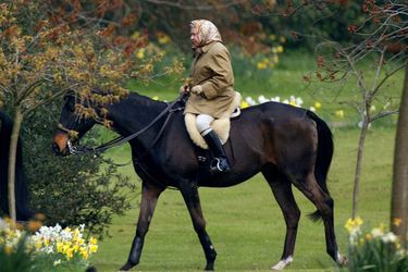 La reine Elizabeth II de Grande-Bretagne monte à cheval sur le terrain du château de Windsor, en Grande-Bretagne, le 2 avril 2002. 