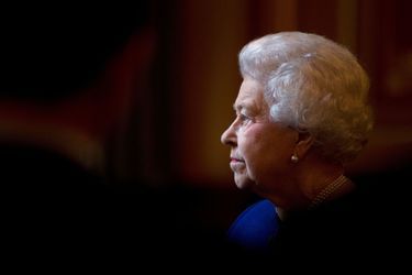 a reine Elizabeth de Grande-Bretagne visite le ministère des Affaires étrangères et du Commonwealth lors d'une visite pour marquer son jubilé de diamant,  le 18 décembre 2012. 