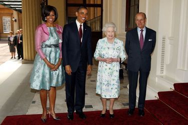 Le président américain Barack Obama et la première dame Michelle Obama posent avec la reine Elizabeth II et le prince Philip, duc d'Édimbourg, au palais de Buckingham à Londres, en Grande-Bretagne, le 24 mai 2011.