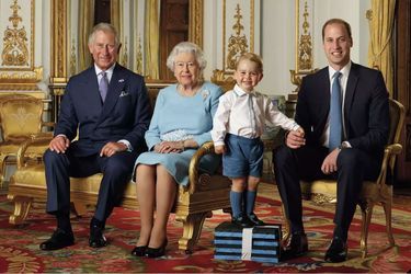 La photo d'Elizabeth II avec ses héritiers les princes Charles, William et George prise à l'été 2015 pour réaliser la planche de timbres de ses 90 ans.