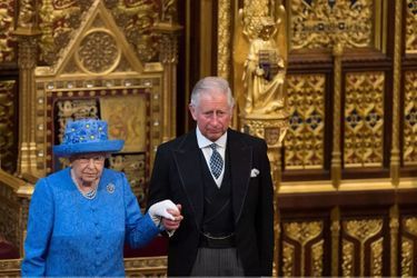 La reine Elizabeth II et le prince Charles à Londres, le 21 juin 2017. Ce jour-là, la reine portait un chapeau étoilé, quelques jours après le Brexit. 