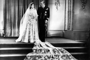 La princesse Elizabeth et Philip Mountbatten, le duc d'Edimbourg, se marient à l'abbaye de Westminster, le 20 novembre 1947.