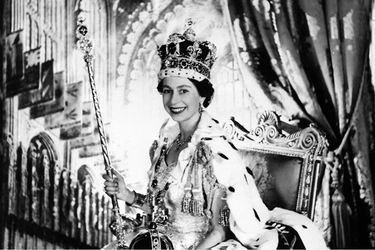 Le portrait officiel du couronnement de la reine Elizabeth II par Cecil Beaton, le 5 juin 1953.