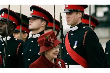 Elizabeth et William en 2006, à Sandhurst. Il s'agit de la photo préférée du prince William avec sa grand-mère.