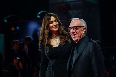 Tendre regard de Monica Bellucci pour le réalisateur du film «Siccitá», Paolo Virzì, à Venise, le 8 septembre 2022.