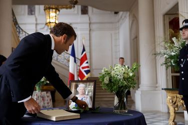 Le président français a signé le registre de condoléances au lendemain du décès de la reine Elizabeth II.