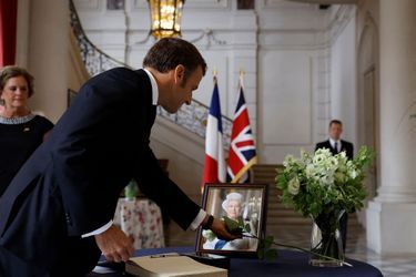 Le président français a signé le registre de condoléances au lendemain du décès de la reine Elizabeth II.