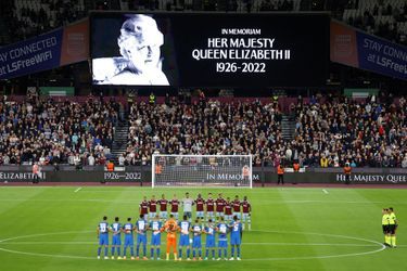 La minute de silence en hommage à la reine lors de la rencontre entre West Ham United et FCSB, jeudi, au London Stadium.