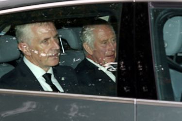 Le roi Charles III et la reine consort Camilla ont été conduits dans une berline Audi grise et suivis par leur équipe de protection dans une Land Rover. 