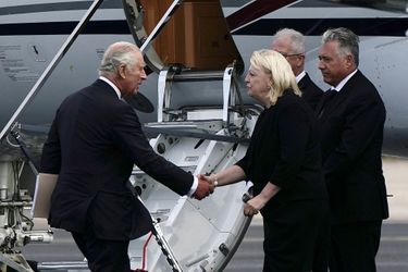 Vêtu d'un costume et d'une cravate noirs, le roi Charles III pensif est arrivé à l'aéroport d'Aberdeen juste après midi pour prendre un vol vers la capitale, où il rencontrera le Premier ministre Liz Truss avant de faire une déclaration télévisée à la nation à 18 heures. 