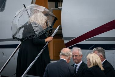 La reine consort Camilla monte dans l'avion pour Londres.