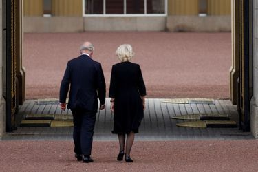Charles III et la reine consort Camilla entrent dans Buckingham Palace.