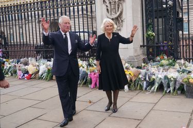 La reine consort Camilla et roi Charles III devant Buckingham Palace, le 9 septembre 2022