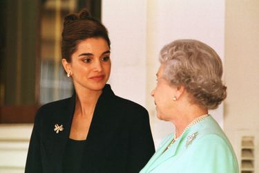 La reine Rania de Jordanie avec la reine Elizabeth II à Buckingham Palace à Londres, le 12 mai 1999 <br />
