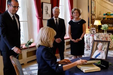 Brigitte Macron signe le registre de condoléances pour Elizabeth II, à l'ambassade du Royaume-Uni à Paris. 