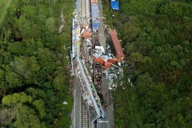Vue aérienne de la collision de trains.
