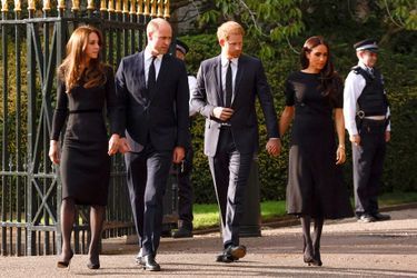 Les princes William et Harry, Kate et Meghan se sont recueillis ensemble devant les fleurs à Windsor, ce samedi 10 septembre. 