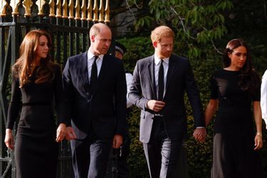 Les princes William et Harry, Kate et Meghan allant se recueillir ensemble devant les fleurs à Windsor<br />
