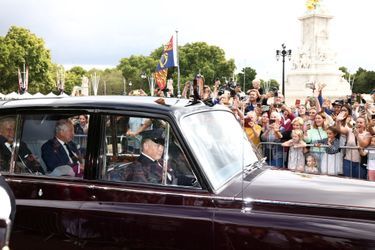Charles III se rendant à Buckingham palace sous les applaudissements de ses sujets, après avoir été proclamé roi, samedi 10 septembre 2022. 