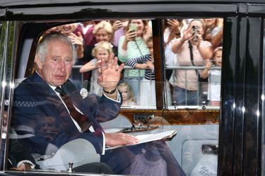 Charles III ému aux larmes par l'acclamation de ses sujets, en se rendant à Buckingham palace après avoir été proclamé roi, samedi 10 septembre 2022. 