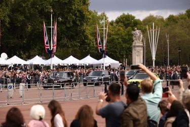 Charles III se rendant à Buckingham palace sous les applaudissements de ses sujets, après avoir été proclamé roi, samedi 10 septembre 2022. 