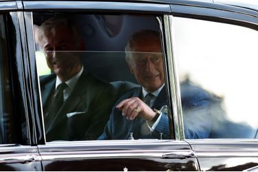 Charles III ému par l'acclamation de ses sujets, en se rendant à Buckingham palace après avoir été proclamé roi, samedi 10 septembre 2022. 