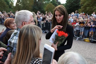 La sortie surprise de William et Harry, accompagnés de leurs épouses Kate et Meghan devant les grilles du château de Windsor, afin de saluer les personnes venus rendre hommage à la reine Elizabeth II, samedi 10 septembre 2022.<br />
