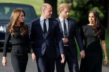 La sortie surprise de William et Harry, accompagnés de leurs épouses Kate et Meghan devant les grilles du château de Windsor, afin de saluer les personnes venus rendre hommage à la reine Elizabeth II, samedi 10 septembre 2022.<br />
