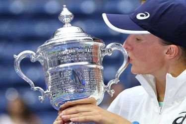 Iga Swiatek embrasse le trophée de l'US Open.