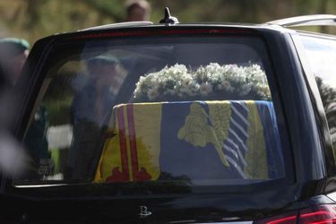 Le cercueil de la Reine est à l'arrière de la voiture.