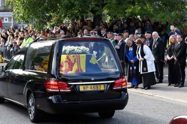 Le cercueil est recouvert de l'étendard royal écossais sur lequel avait été posé un bouquet de fleurs.