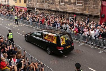 Le cortège funèbre est entré dans Edimbourg peu avant 17h30, dimanche 11 septembre 2022.