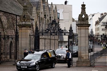 Le cortège funèbre entrant dans le palais d'Holyroodhouse, à Edimbourg, dimanche 11 septembre 2022.