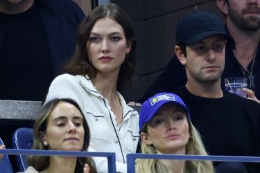 La mannequin Karlie Kloss et son mari Joshua Kushner dans les tribunes de l'US Open, à New-York, le 11 septembre 2022. 