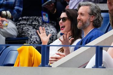 Anne Hathaway, supportrice enjouée, auprès de son mari Adam Shulman dans les tribunes de l'US Open, à New-York, le 11 septembre 2022. 