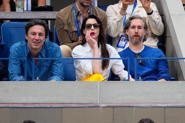 Zach Braff, Anne Hathaway et Adam Shulman, concentrés sur le jeu, lors de l'US Open de tennis à New-York, le 11 septembre 2022. 