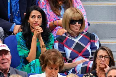 La papesse de la mode Anna Wintour et la conseillère politique Huma Abedin lors de la finale de l'US Open, à New-York, le 11 septembre 2022. 