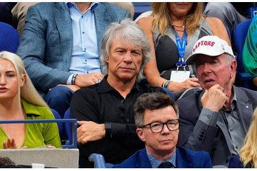 Le chanteur Jon Bon Jovi absorbé par la finale de l'US Open, à New-York, le 11 septembre 2022. 