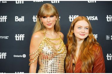 Taylor Swift et l'actrice de son court métrage «All Too Well» Sadie Sink, posent sur le tapis rouge, au Festival International du Film de Toronto, le 10 septembre 2022. 