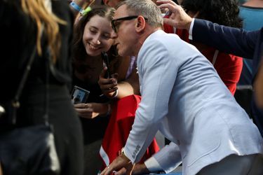 Daniel Craig pose avec des fans, au Festival International du Film de Toronto, le 10 septembre 2022.
