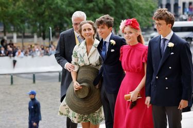 Le prince Laurent de Belgique, la princesse Claire et leurs enfants la princesse Louise et les princes Nicolas et Aymeric, au mariage de la princesse Maria Laura à Bruxelles le 10 septembre 2022