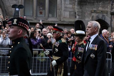 La procession accompagnant la dépouille d'Elizabeth II vers la cathédrale Saint-Gilles d'Edimbourg, où son cercueil sera exposé au public après un service religieux, est partie lundi.